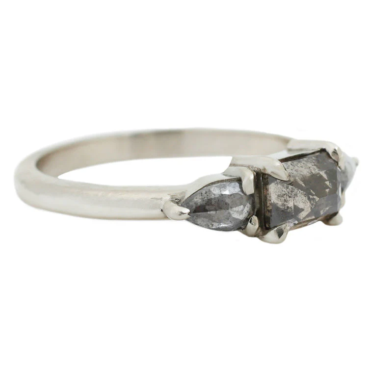 Three Salt & Pepper Diamond Ring - Image 3