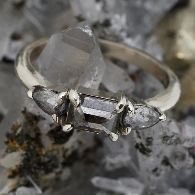 Three Salt & Pepper Diamond Ring - Image 4