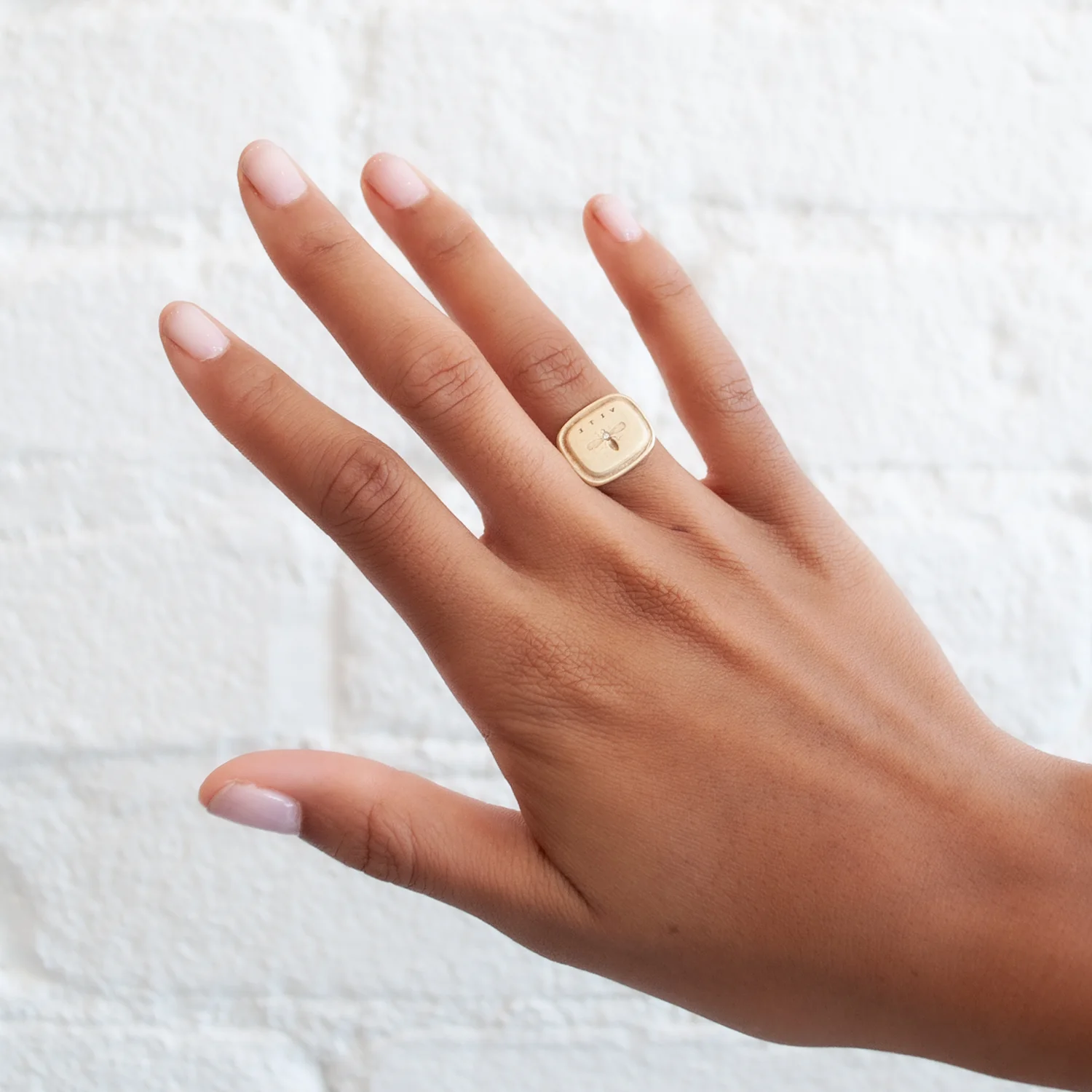 Vite Gold Bee Ring - Image 2